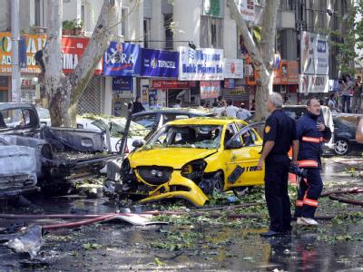Zerstörte Wagen am Ort des Anschlags in Ankara. Anschlagsort