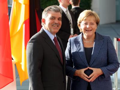 Bundeskanzlerin Angela Merkel (CDU) vor dem Bundeskanzleramt mit dem türkischen Staatspräsidenten Abdullah Gül. Gül und Merkel