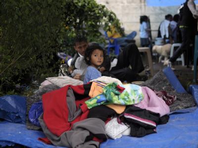 Aus Angst vor weiteren Nachbeben verbringen viele Menschen die Nacht im Freien. Beben in Guatemala