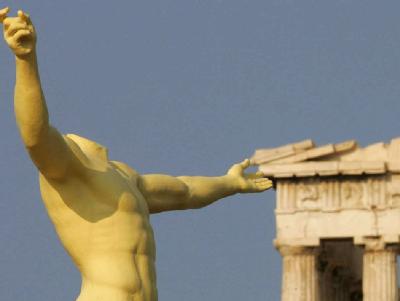 Die Nachbildung einer antiken Statue auf der Akropolis in Athen. Euro