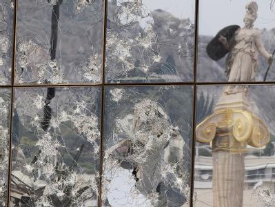 Die Statue der Göttin Athene spiegle sich in Athen in zerschlagenen Scheiben. Griechenland-Krise