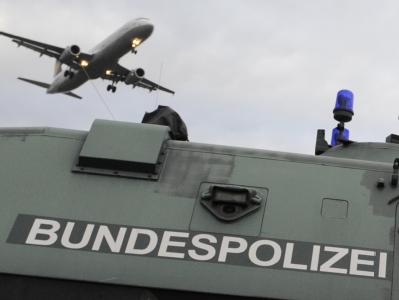 Wegen der verlängerten Arbeitszeiten bei der Bundespolizei ließen sich unter dem Strich 1700 Stellen einsparen, aufgrund der deutlich gekürzten Zeiten für Dienstsport 1600 Stellen sowie wegen des Wegfalls der Grenzkontrollen 2700 Posten, hat der Bundesrec Bundespolizei