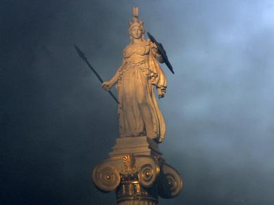 Die Griechen müssen sich auf weitere drastische Kürzungen einstellen. Griechische Statue