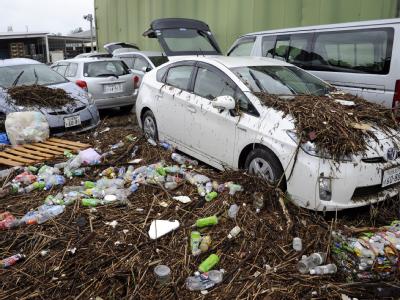 «Roke», der 15. Taifun der Saison, hat die japanische Hauptinsel Honshu mit heftigen Regenfällen und Sturmböen überzogen. Roke