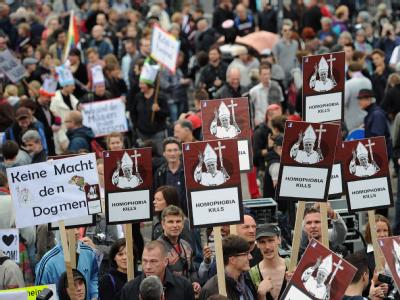Proteste gegen den Papst auf dem Potsdamer Platz. Proteste gegen den Papst
