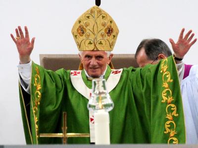 Herzliche Begrüßung an die Gläubigen im Berliner Olympiastadion: Papst Benedikt XVI. Papst Benedikt XVI.