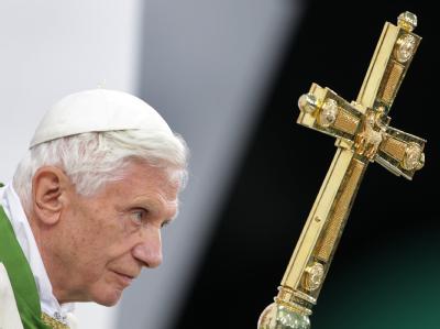 Papst Benedikt XVI. feiert die Messe im Berliner Olympiastadion. Papst Benedikt XVI. besucht Deutschland