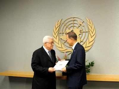 In weißer Mappe mit einem in Gold gedruckten Adler: Palästinenserpräsident Mahmud Abbas übergibt UN-Chef Ban Ki Moon den Antrag auf die Aufnahme in die Vereinten Nationen. Abbas und Moon