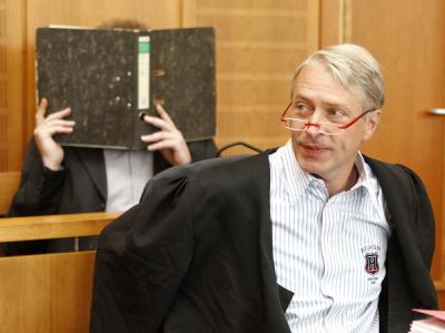 Der wegen Mordes angeklagte Olaf H.(l) versteckt sich hinter einem Aktenordner während der Verhandlung im Gerichtssaal des Landgerichts in Krefeld. Rechts sein Anwalt Anwalt Gerd Meister. Prozess