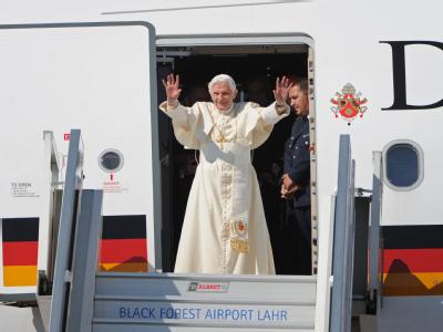 Vier Tage war der Papst in Deutschland. Mit Hunderttausenden hat er Gottesdienste gefeiert, aber seine Predigten und Ansprachen hinterlassen viele Fragen. Will Benedikt eine andere Kirche? Papst in Freiburg