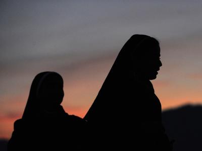 Zwei Nonnen warten auf den letzten Auftritt des Papstes Warten