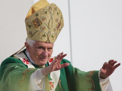 Papst Benedikt XVI. begrüßt die Gläubigen in Freiburg. Begrüßung