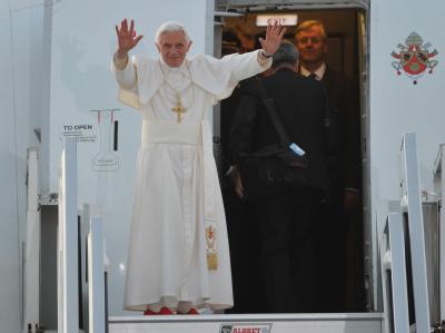 Ein letzter Gruß: Papst Benedikt XVI. kurz vor dem Abflug nach Rom. Papst Benedikt XVI. besucht Deutschland