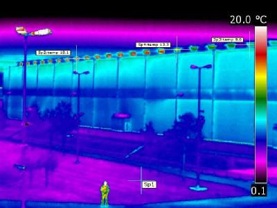 Eine Thermografie-Aufnahme von Greenpeace zeigt das Transportbehälterlager auf dem Gelände des Atommüll-Zwischenlagers in Gorleben. Die Aufnahme zeigt, wie die durch den radioaktiven Atommüll aufgeheizte Luft im Inneren der Zwischenlagerhalle aus den Lüft Wärmebilder von Castorhalle