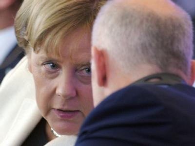 Im Gespräch: Bundeskanzlerin Merkel und der griechische Regierungschef Papandreou in Berlin. Merkel und Papandreou