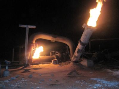 Flammen schlagen aus der explodierten Sinai-Pipeline. Brennende Pipeline