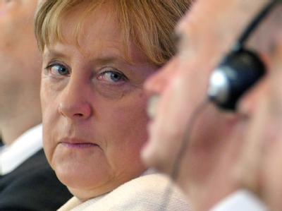 Aufmerksamer Blick: Bundeskanzlerin Angela Merkel und der griechische Regierungschef Giorgos Papandreou bei einer Veranstaltung des Industrieverbandes BDI. Merkel und Papandreou
