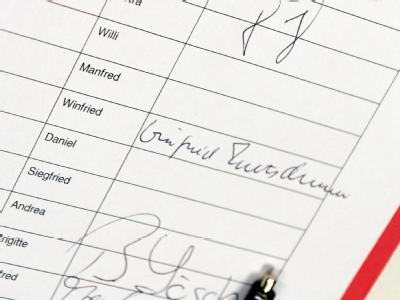 Unterschrift von Baden-Württembergs Ministerpräsidenten Kretschmann auf einem Antrag zur Volksabstimmung über das Bahnprojekt Stuttgart 21: Nun hat das Volk das Wort. Stuttgart 21