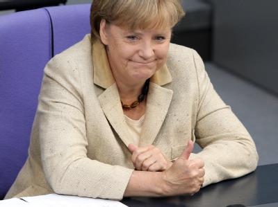 Mit erhobenem Daumen verfolgt Angela Merkel im Deutschen Bundestag in Berlin die Redebeiträge der Koalition. Kanzlerin Merkel