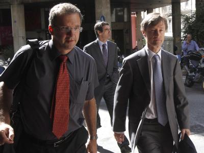 Klaus Masuch (l) von der EZB und Matthias Morse von der Europäischen Kommission betreten das Finanzministerium. «Troika» in Athen