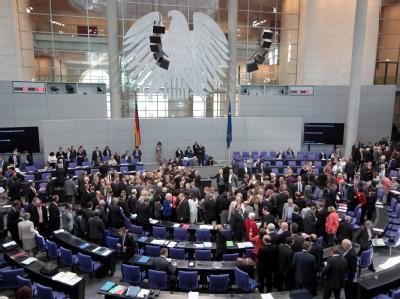 Parlamentarier nehmen im Deutschen Bundestag in Berlin an der namentlichen Abstimmung teil. Parlamentarier stimmen ab