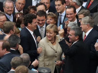 Bundeskanzlerin Angela Merkel (M) inmitten von Abgeordneten während der namentlicher Abstimmung über den Euro Rettungsschirm. Bundeskanzlerin Angela Merkel umringt von Abgeordneten