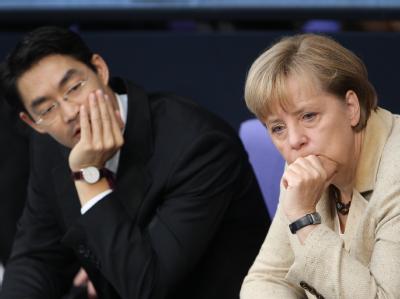 Bundeskanzlerin Merkel und Wirtschaftsminister und Rösler vor der Euro-Abstimmung im Bundestag. Merkel und Rösler