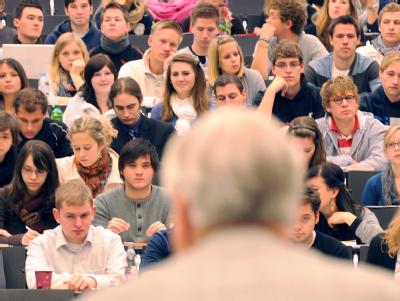 Blick in einen Hörsaal der Uni Freiburg: Das Bundesverfassungsgericht verhandelt darüber, ob Professoren ausreichend bezahlt werden. Foto: Patrick Seeger An der Uni