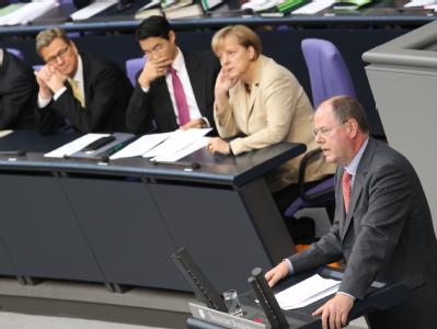 Ex-Finanzministers Peer Steinbrück (r) spricht im Bundestag während der abschließenden Beratungen über eine Ausweitung der Euro-Hilfen. Peer Steinbrück