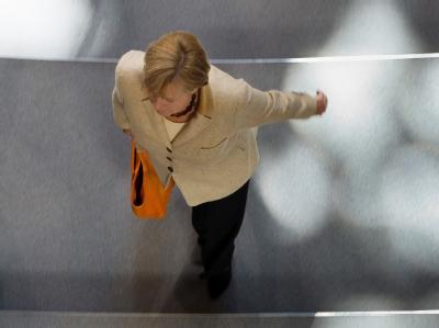 Im Bundestag ist sie ein Hingucker. Angela Merkel wird neuerdings mit Handtasche gesichtet. Das weckt Erinnerungen an eiserne Ladys. Merkel mit Handtasche