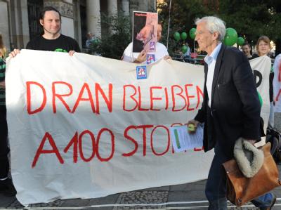 Demonstranten fordern vor dem Landesparteitag in Berlin eine Ablehnung des A100-Weiterbaus (Foto vom 30.9.2011). Landesparteitag der Berliner Grünen