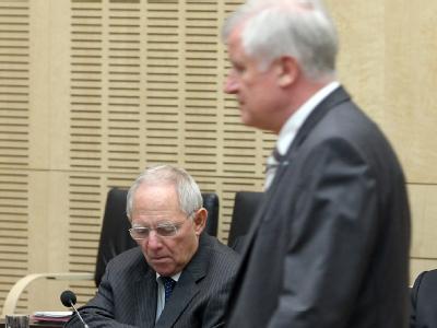 Bundesfinanzminister Wolfgang Schäuble und Bayerns Ministerpräsident Horst Seehofer am Freitag während der Bundesrats-Sondersitzung zur Euro-Rettung. Sondersitzung