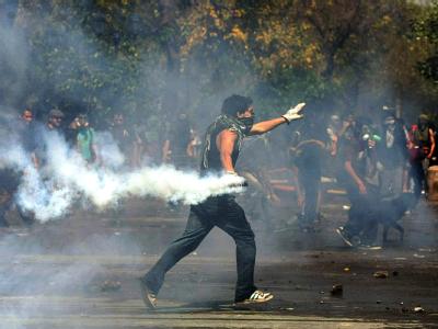 Momentaufnahme der Auseinandersetzungen zwischen Demonstranten und Polizei. Auseinandersetzung
