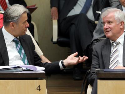 Der Regierende Bürgermeister von Berlin, Klaus Wowereit (SPD, l) und Bayerns Ministerpräsident Horst Seehofer (CSU) während der Sondersitzung des Bundesrates zur Euro-Rettung. Wowereit und Seehofer