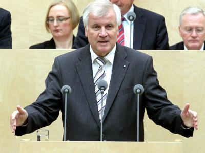Er will einerseits eine Brandmauer errichten, um die Ausweitung der Euro-Hilfen zu verhindern. Andererseits will er keine offene Konfrontation mit Kanzlerin Merkel: Bayerns Ministerpräsident Horst Seehofer (CSU). Sondersitzung des Bundesrates zur Euro-Rettung