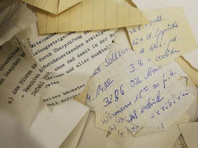 Papierschnipsel von Akten des Ministeriums für Staatssicherheit - dem allgegenwärtigen Überwachungs- und Unterdrückungsinstrument der SED. Stasi-Dokumente