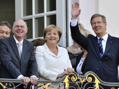 Bundestagspräsident Lammert (l), Kanzlerin Merkel und Bundespräsident Wulff auf dem Balkon des Rathauses in Bonn. Tag der Deutschen Einheit in Bonn