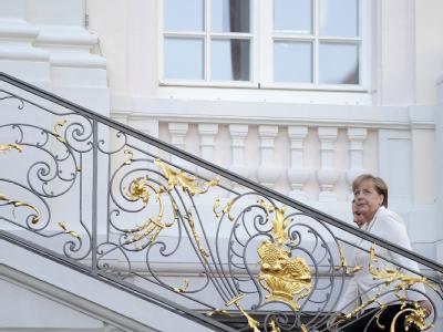 Bundeskanzlerin Angela Merkel betritt das Rathaus in Bonn beim Fest zum 21. Jahrestag der Wiedervereinigung. Tag der Deutschen Einheit in Bonn
