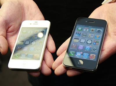 Das neue iPhone 4S in weißer und schwarzer Ausführung. Apple stellt neues iPhone 4S vor