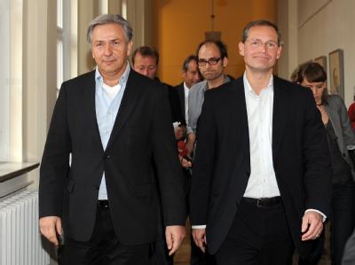 Berlins Bürgermeister Klaus Wowereit (SPD) und der Berliner Landes- und Fraktionsvorsitzende der SPD, Michael Müller verlassen den Verhandlungsbereich. Gescheitert