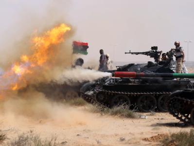 Panzerangriff der libyschen Rebellen. Foto: Mohammed Messara Panzerangriff