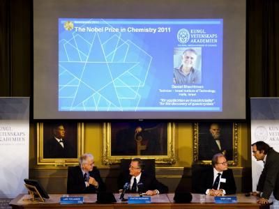 Die Königlich Schwedische Akademie der Wissenschaften gibt die Vergabe des Nobelpreises für Chemie an Daniel Shechtman bekannt. Nobelpreis für Chemie an Daniel Shechtman
