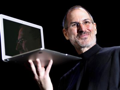 Steve Jobs im Jahr 2008 mit einem Macbook Air. Foto: John G. Mabanglo, dpa Steve Jobs