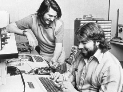 Steve Wozniak und Steve Jobs sitzen an einem Computer (Archivfoto von 1976). Foto: Apple Jobs und Wozniak