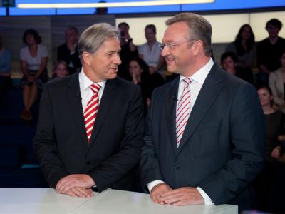 Berlins Regierender Bürgermeister Klaus Wowereit (l) und der CDU-Landes- und Fraktionsvorsitzende Frank Henkel. Archivfoto: Jörg Carstensen Wowereit und Henkel