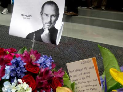 In Sydney haben Job-Fans Blumen vor einem Apple-Geschäft niedergelegt. Foto: Roje Adaimy, dpa Trauer um Jobs