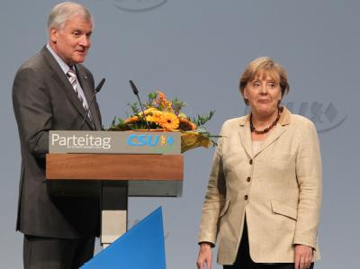 Bundeskanzlerin Angela Merkel und CSU-Parteichef Horst Seehofer auf dem CSU-Parteitag in Nürnberg. Foto: Daniel Karmann Seehofer und Merkel