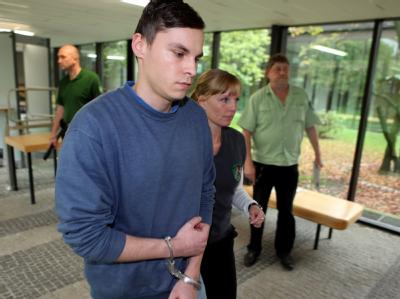 Der Angeklagte Maik W. wird in das Bielefelder Landgericht geführt. Foto: Oliver Krato Prozess um Tod eines Säuglings