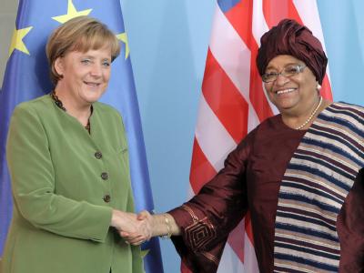 Bundeskanzlerin Angela Merkel und die Staatspräsidentin von Liberia, Ellen Johnson-Sirleaf. Archivfoto: Peer Grimm Merkel und Johnson-Sirleaf
