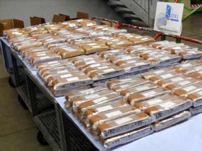 Zöllner haben bei einer Autobahn-Kontrolle 150 Kilogramm Heroin in einem Lastwagen gefunden. Heroin